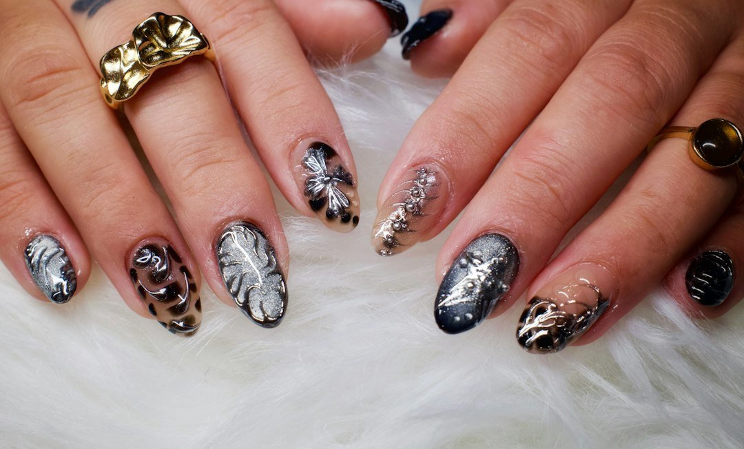 Spooky Halloween nail art - Spooky Halloween Nail Art Ideas for Acrylic Nails